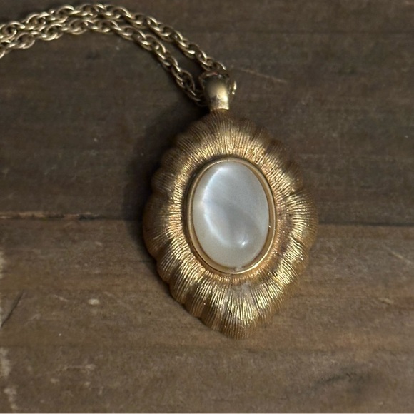 Vintage Monet gold tone mother of pearl pendant necklace - Picture 3 of 5